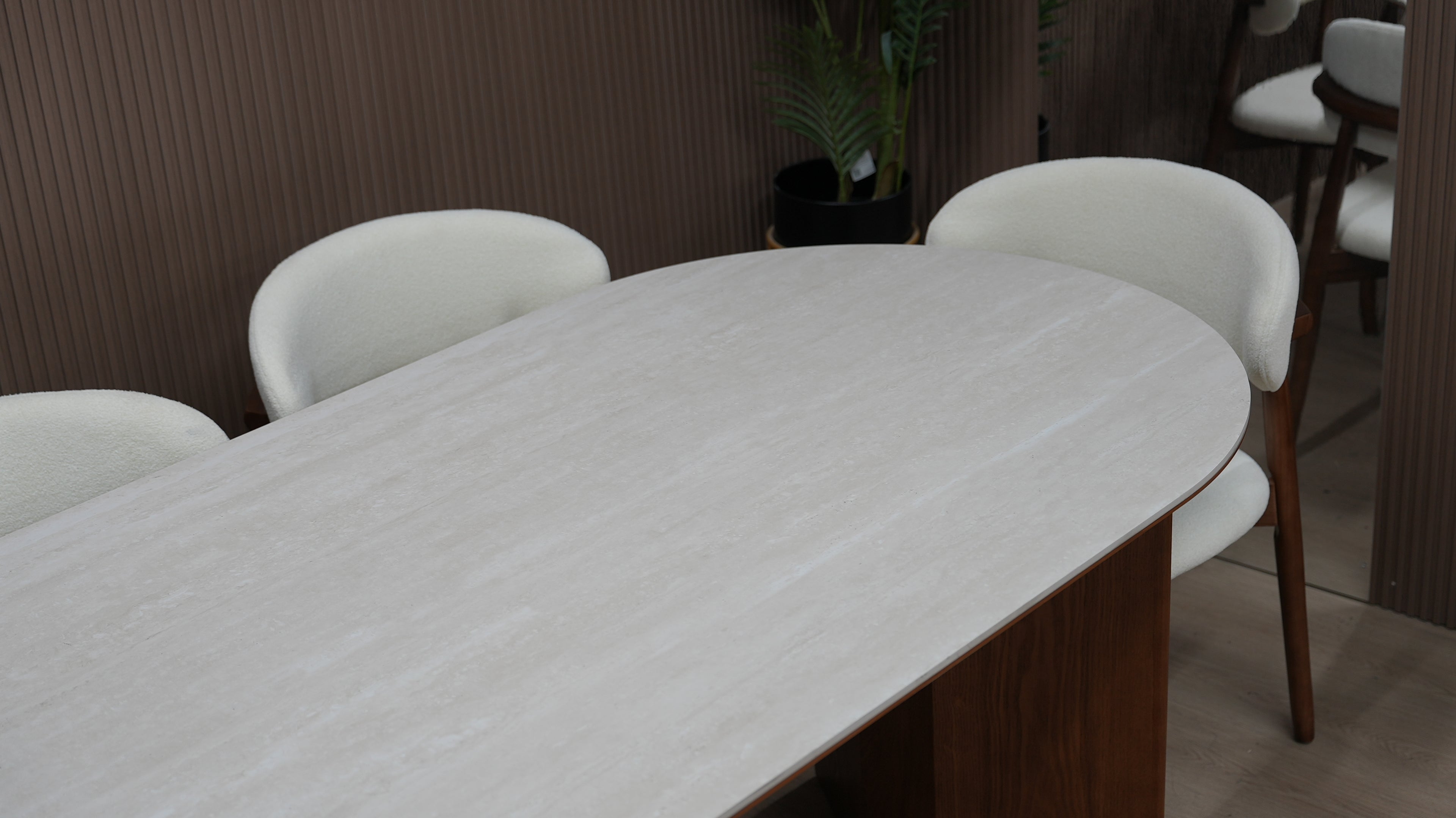 שולחן פינת אוכל דגם "טרוורטין"